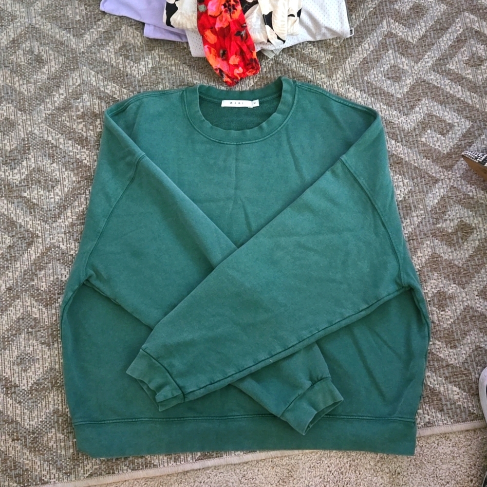 Mnml crew neck sweater.